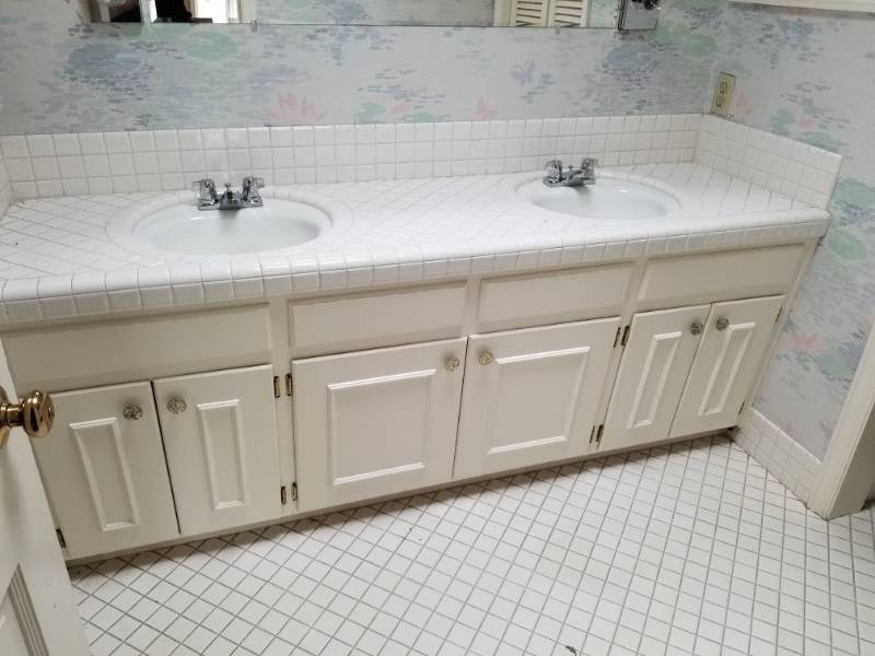 lot 1682 image: Contents of Bathroom