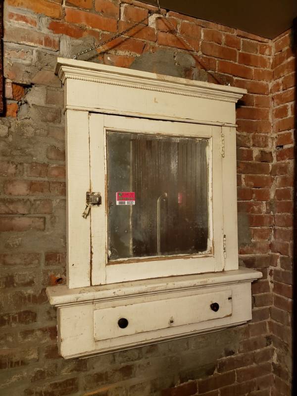 lot 32 image: Vintage Decore