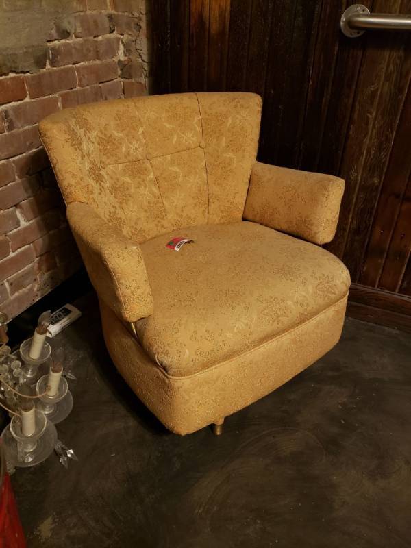 lot 33 image: Vintage Swiveling Chair