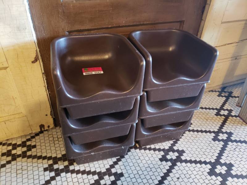 lot 67 image: (6) Cambro Plastic Booster Seats