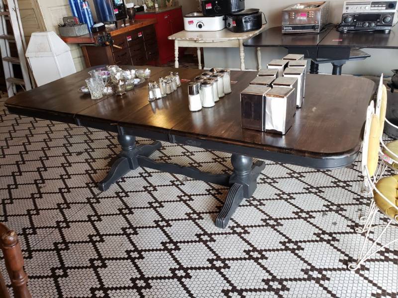 lot 90 image: Large Extendable Wooden Table with Inserts