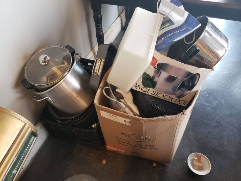 lot 103 image: Various Pots and Pans and Kitchen Items