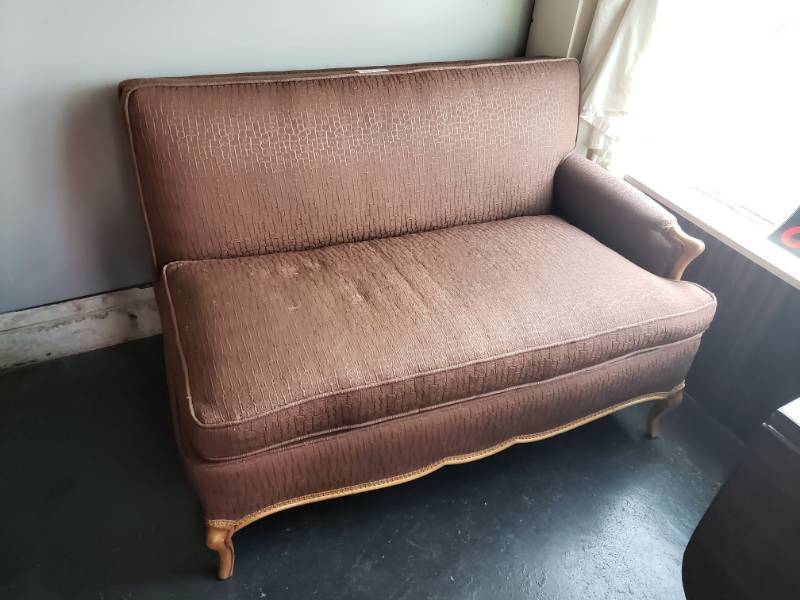 lot 110 image: Vintage Couch