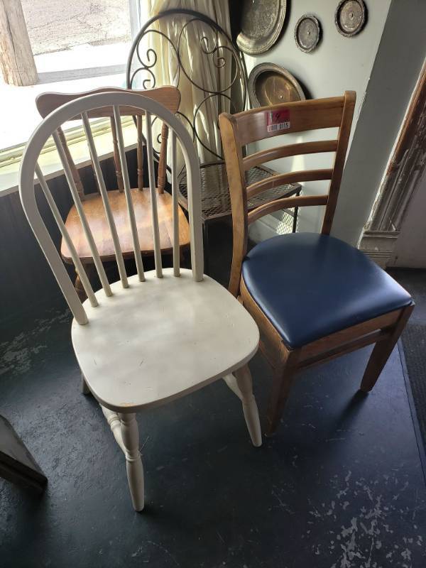 lot 115 image: (4) Various chairs