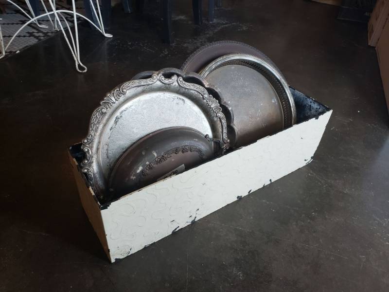 lot 121 image: Vintage Metal box with Various Antique Plates