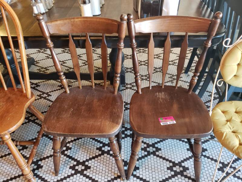 lot 128 image: (2) Wooden Chairs