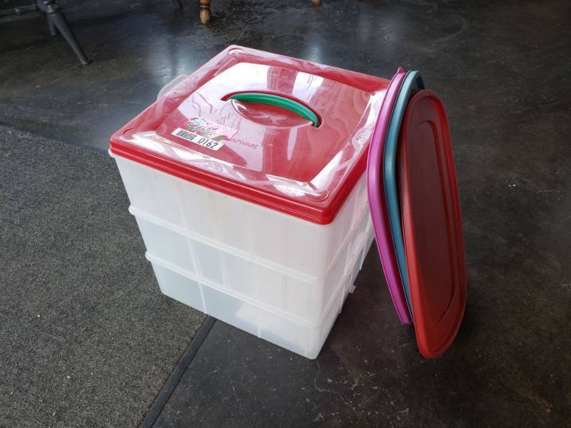 lot 162 image: Snapware 3 part Container