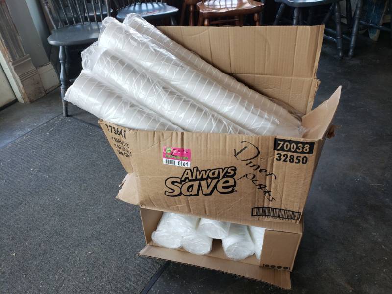 lot 164 image: 12oz Styrofoam cups with Lids