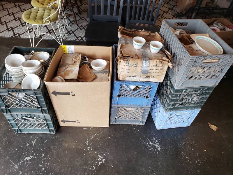 lot 171 image: Large Lot of Vintage&nbspPlates and Bowls