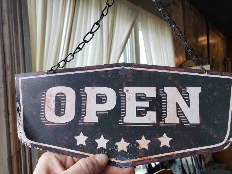 lot 9104 image: Hanging open and closed sign on front door