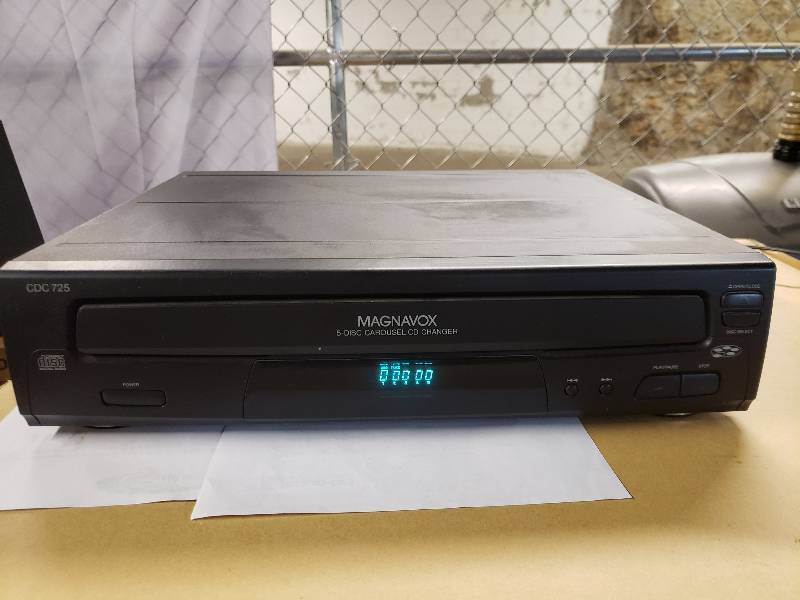 lot 10261 image: Magnavox 5 disc cd changer