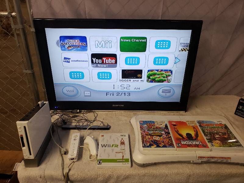 lot 10283 image: Nintendo Wii Bundle Game System