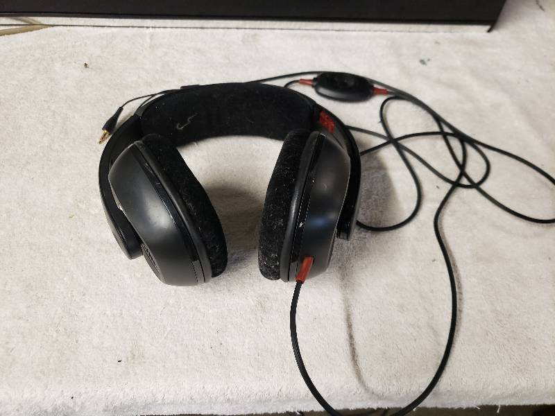 lot 10293 image: GameCom by Plantronics Headphones