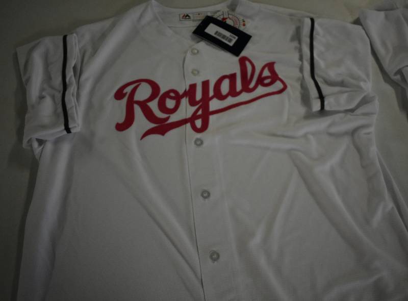 lot 1036 image: Brand New Kansas City Royals Womens Pink Majestic Official Jersey Size XL