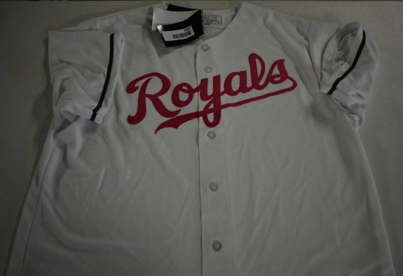 lot 1037 image: Brand New Kansas City Royals Womens Pink Majestic Official Jersey Size Large