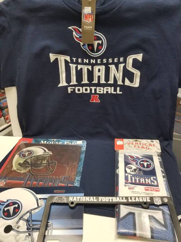 lot 1272 image: Tennessee Titans Super Fanatic Official NFL Merchandise Lot w T-Shirt Large Flag Plate & Cover