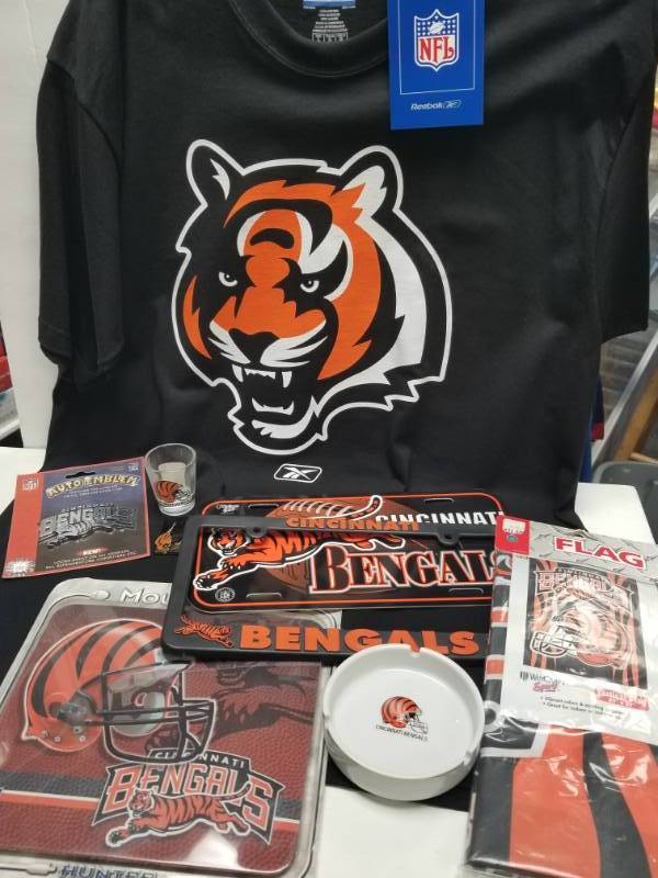 lot 1274 image: Cincinnati Bengals Super Fanatic Official NFL Merchandise Lot w T-Shirt Large Flag Decal Plate & Cover
