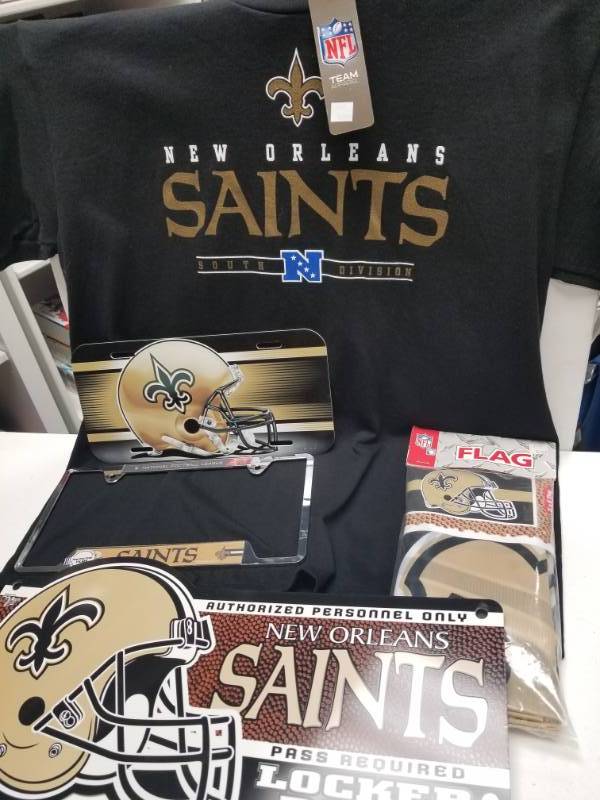 lot 1276 image: New Orleans Saints Super Fanatic Official NFL Merchandise Lot w T-Shirt Large Flag License Plate & Cover