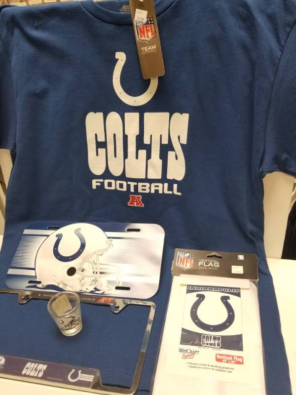 lot 1277 image: Indianapolis Colts Super Fanatic Official NFL Merchandise Lot w T-Shirt Large Flag License Plate & Cover