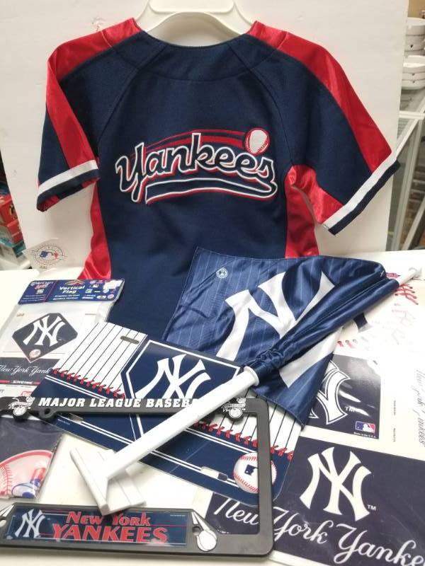 lot 1281 image: New York Yankees Super Fanatic Official MLB Merchandise Lot w Jersey Large Flag Decal Plate & Cover