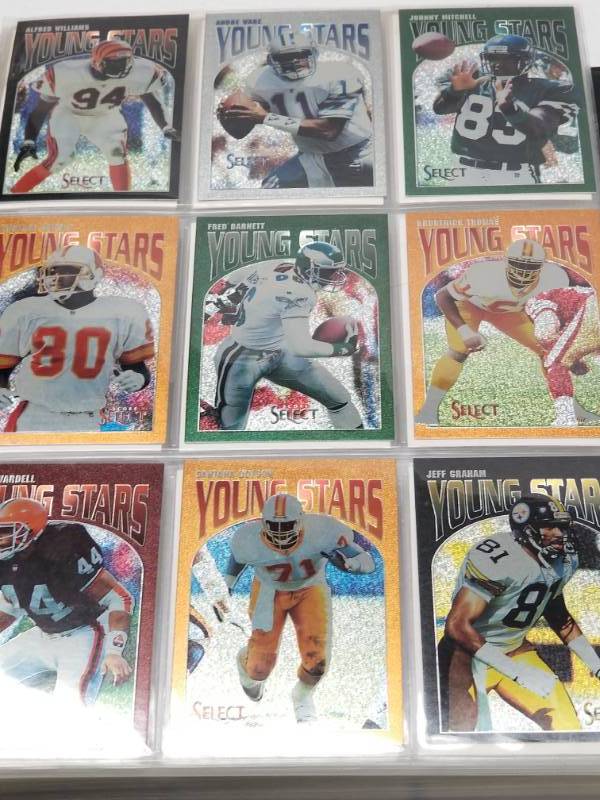 lot 1334 image: 1993 Score Football 440 Card Complete Set w Binder & Pages