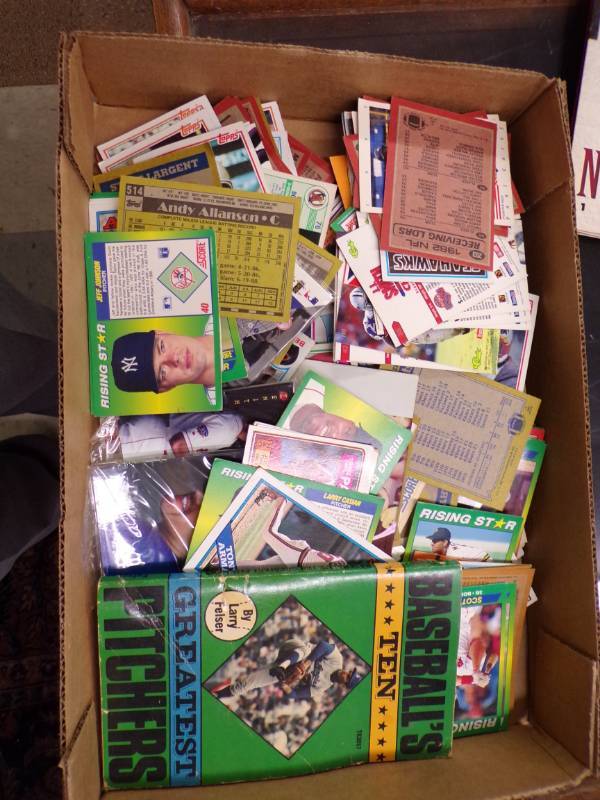 lot 6048 image: MIXED LOT OF SPORTS CARDS WBOOK OF TOP PITCHERS