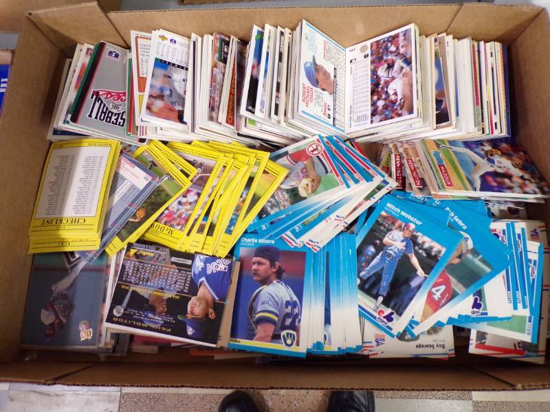 lot 6050 image: BASEBALLL CARDS MOSTLY