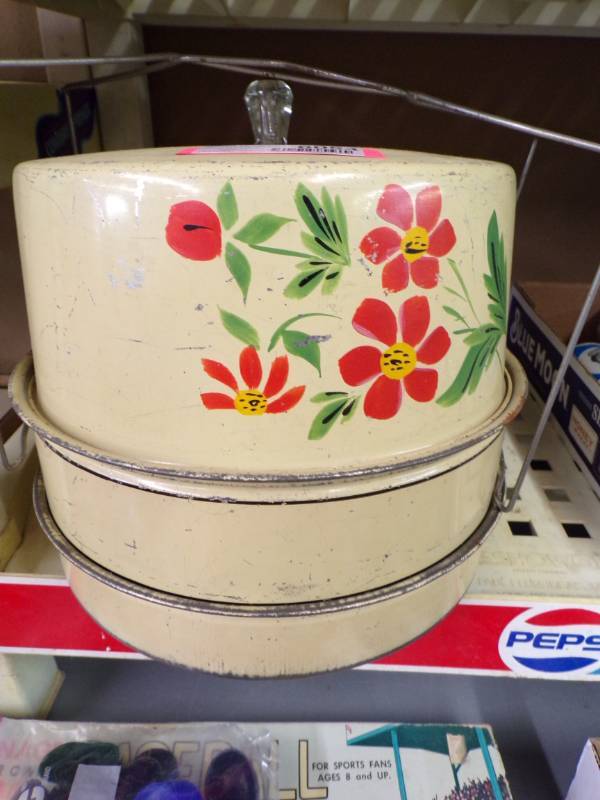 lot 6054 image: VINTAGE CAKEPIE CARRIER