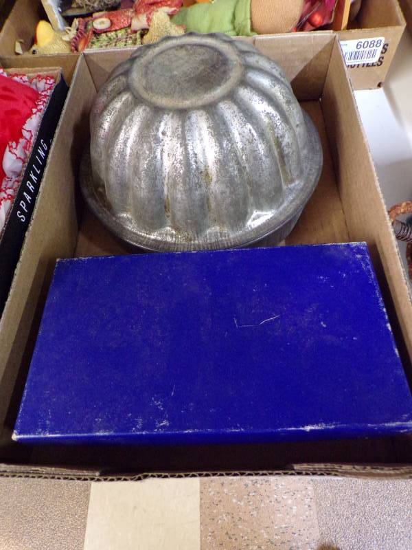 lot 6089 image: JELLO MOLD ETC.