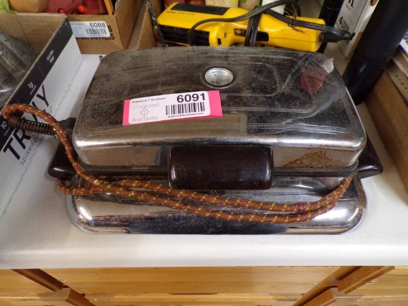 lot 6091 image: VINTAGE WAFFLE IRON