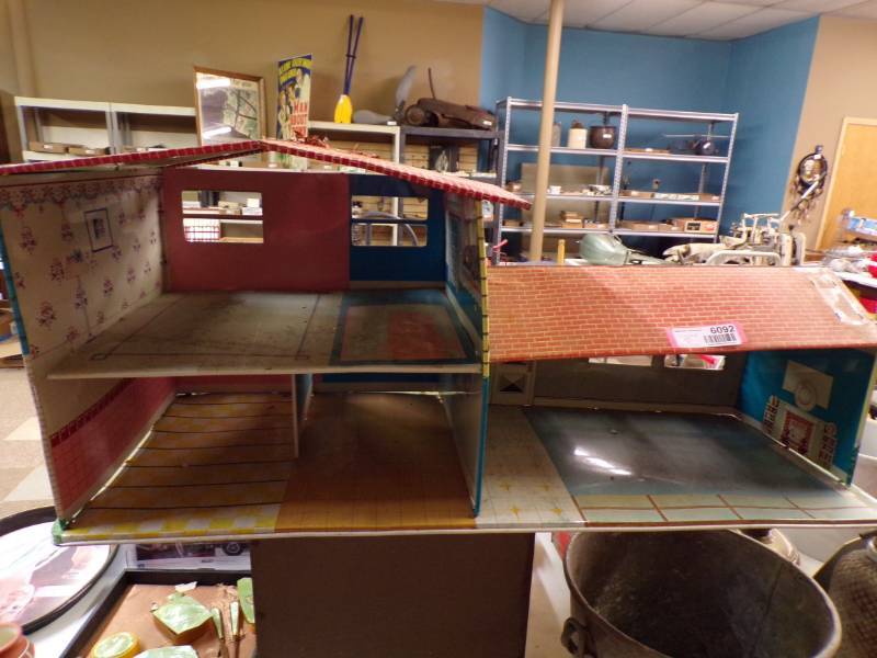 lot 6092 image: VINTAGE TIN DOLL HOUSE