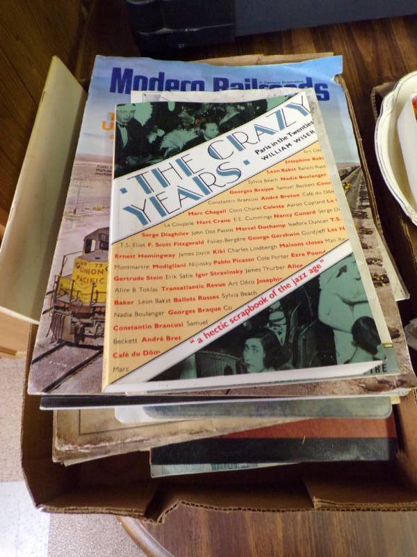 lot 6123 image: RAILROAD MAGAZINES AND BOOKLETS