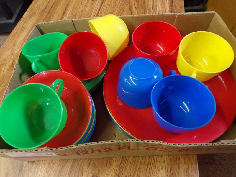 lot 6152 image: PLASTIC DISHES
