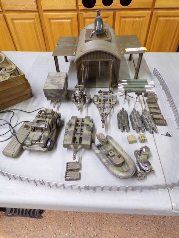 lot 6178 image: MILITARY PLAY SET
