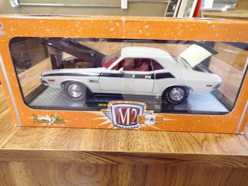lot 6181 image: DIECAST DODGE CHALLENGER MODEL - NIB