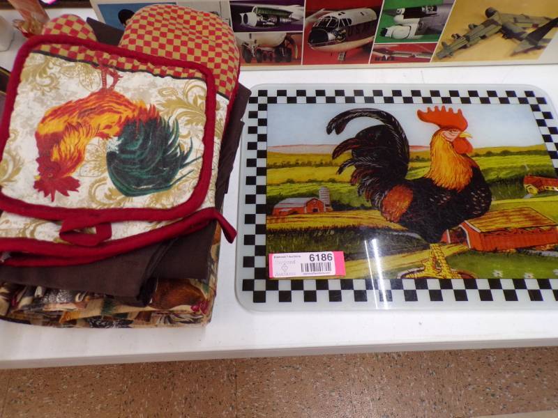 lot 6186 image: CHICKEN CUTTING BOARD AND DECOR