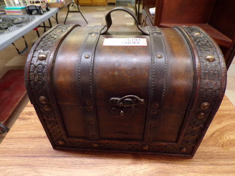 lot 6191 image: HOME DECOR TRUNK