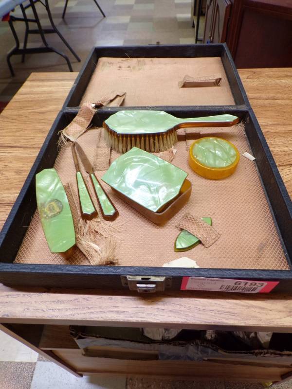 lot 6193 image: VINTAGE DRESSER SET