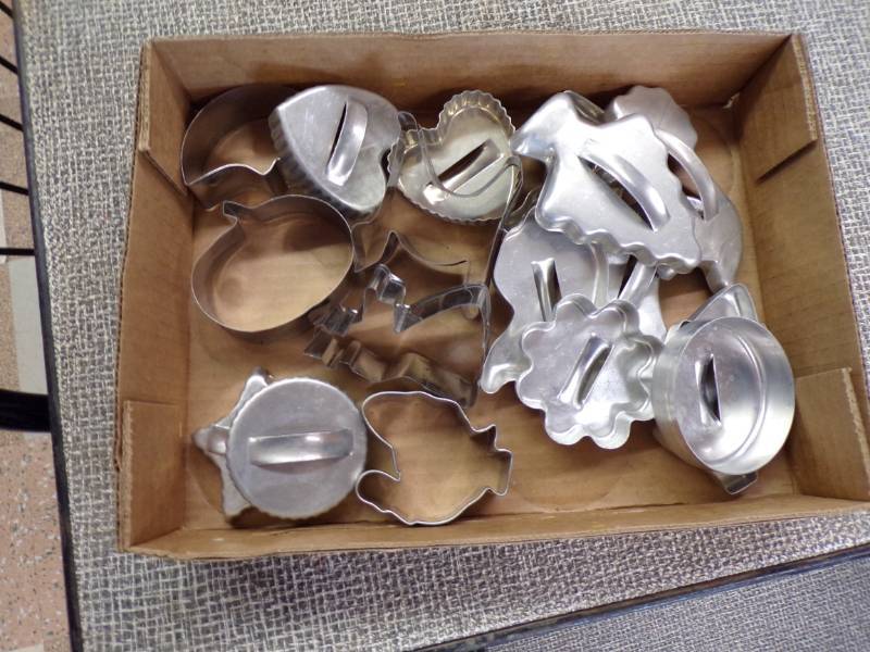 lot 6213 image: COOKIE CUTTERS