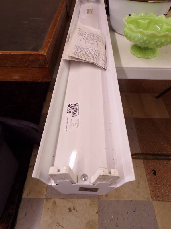 lot 6225 image: 4 FT SHOP LIGHT - NEW
