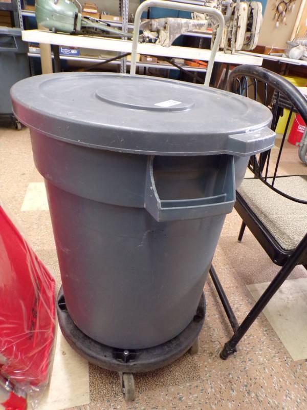 lot 6230 image: RUBBERMAID TRASH CAN ON ROLLER BASE