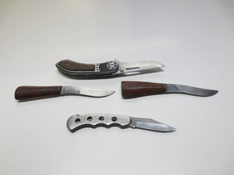 lot 1091 image: Lot of 4 Knives