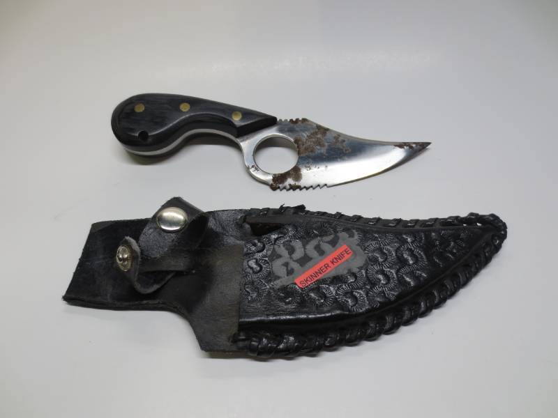 lot 1098 image: Skinner Knife