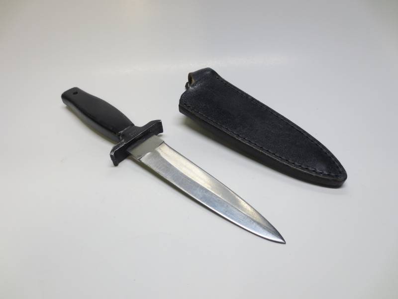 lot 1100 image: Small Stainless Steel KnifeDagger