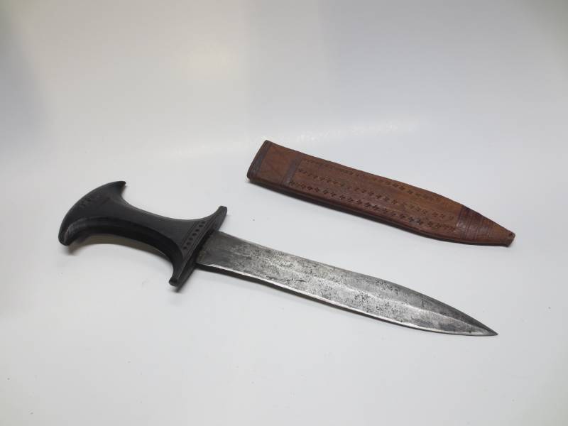 lot 1115 image: Old KnifeDagger