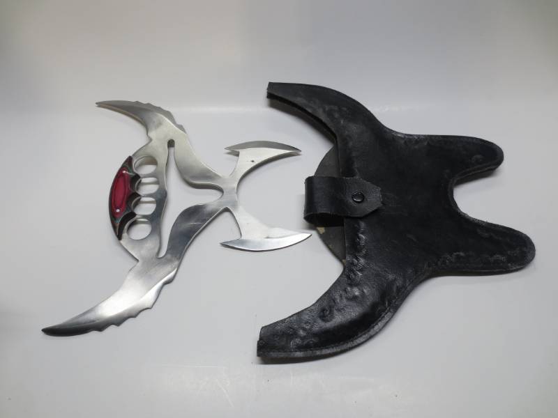 lot 1138 image: Decorative Stainless Steel Knuckle KnifeDagger