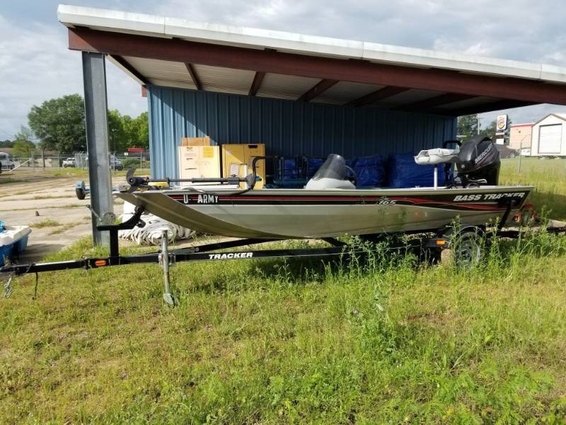 lot 1687 image: 2012 Bass Tracker Pro 165 Fishing Boat