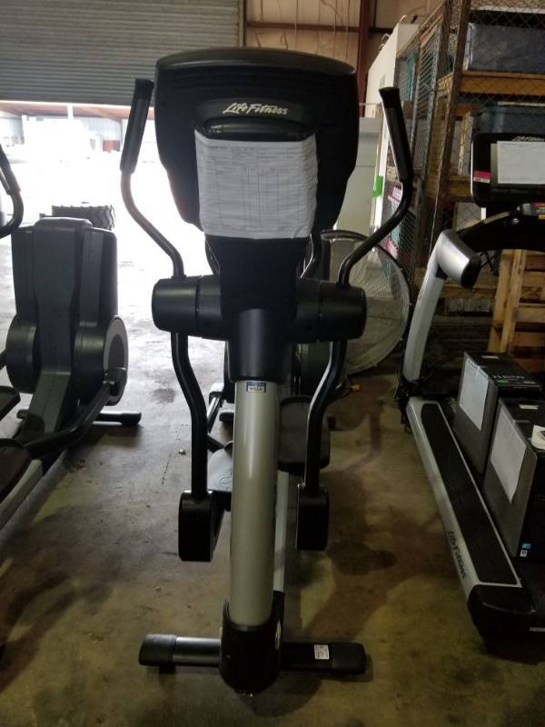 lot 3512 image: Life Fitness Cross Trainer
