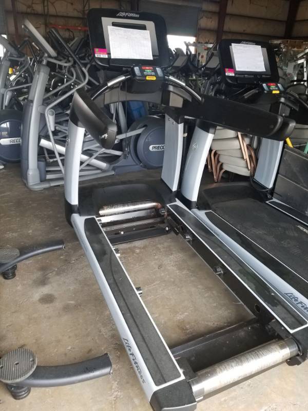 lot 3541 image: Life Fitness Treadmill T95
