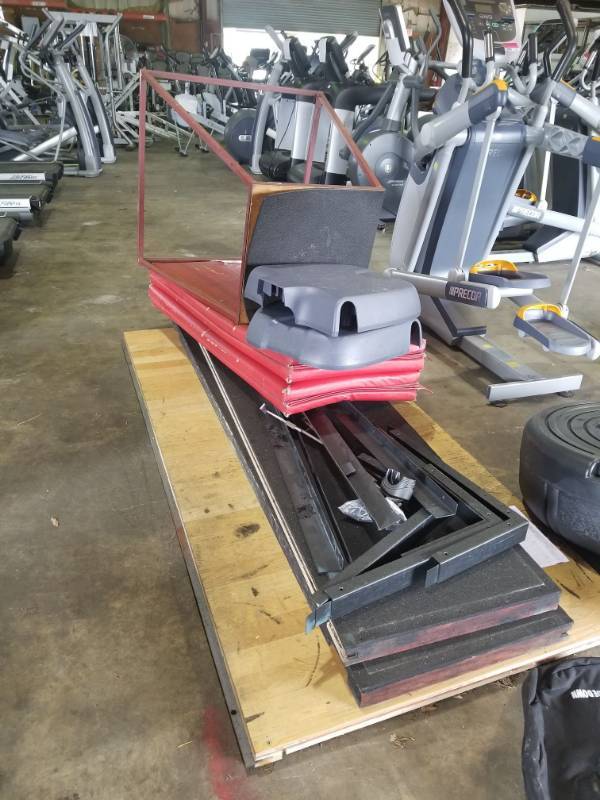 lot 3561 image: Pylo Box, Mats and More